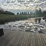 Lakefront Luxury Retreat With Cozy Loft Prázdninový dům *