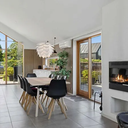Lakefront Luxury Retreat With Cozy Loft בית נופש Stubbekøbing
