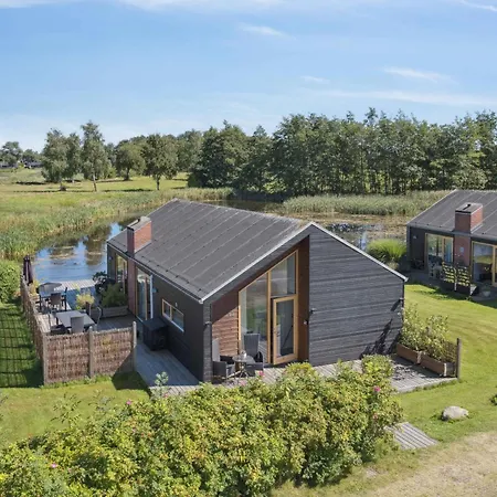 Lakefront Luxury Retreat With Cozy Loft Stubbekøbing
