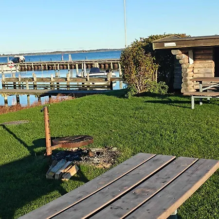 Lakefront Luxury Retreat With Cozy Loft Nyaraló Stubbekøbing