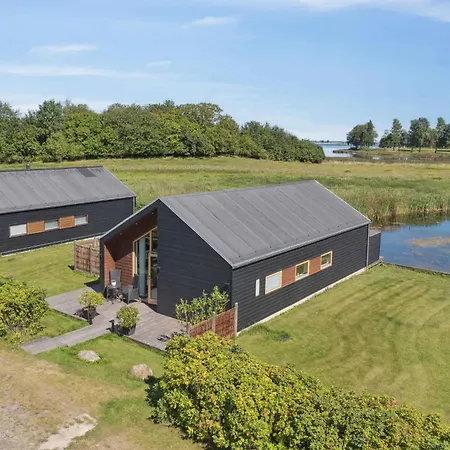 Prázdninový dům Lakefront Luxury Retreat With Cozy Loft Stubbekøbing