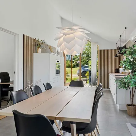 Lakefront Luxury Retreat With Cozy Loft Prázdninový dům Stubbekøbing