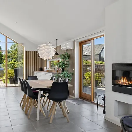 Lakefront Luxury Retreat With Cozy Loft * Stubbekøbing