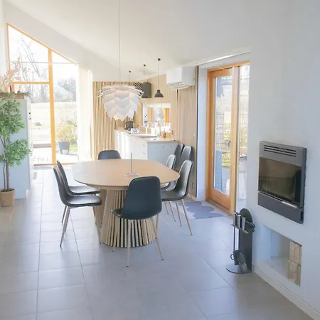 Lakefront Luxury Retreat With Cozy Loft בית נופש Stubbekøbing